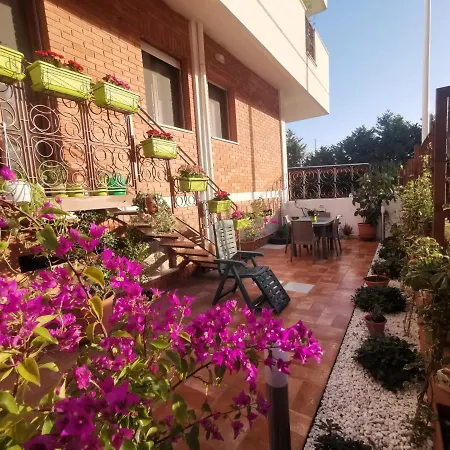 Confortevole Stanza Privata In Grazioso Con Giardino 홈스테이