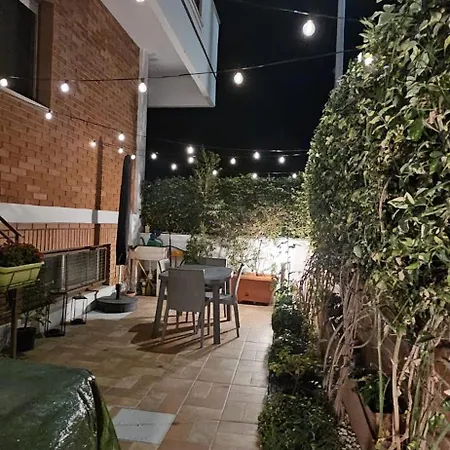 Confortevole Stanza Privata In Grazioso Con Giardino בית אירוח